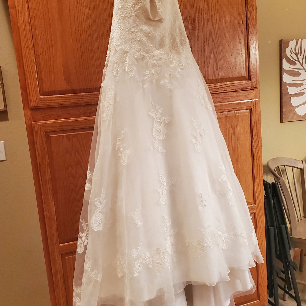 Elegant White Lace Wedding Dress